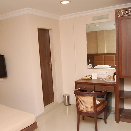 Haredia Hotel Мумбаи Экстерьер фото