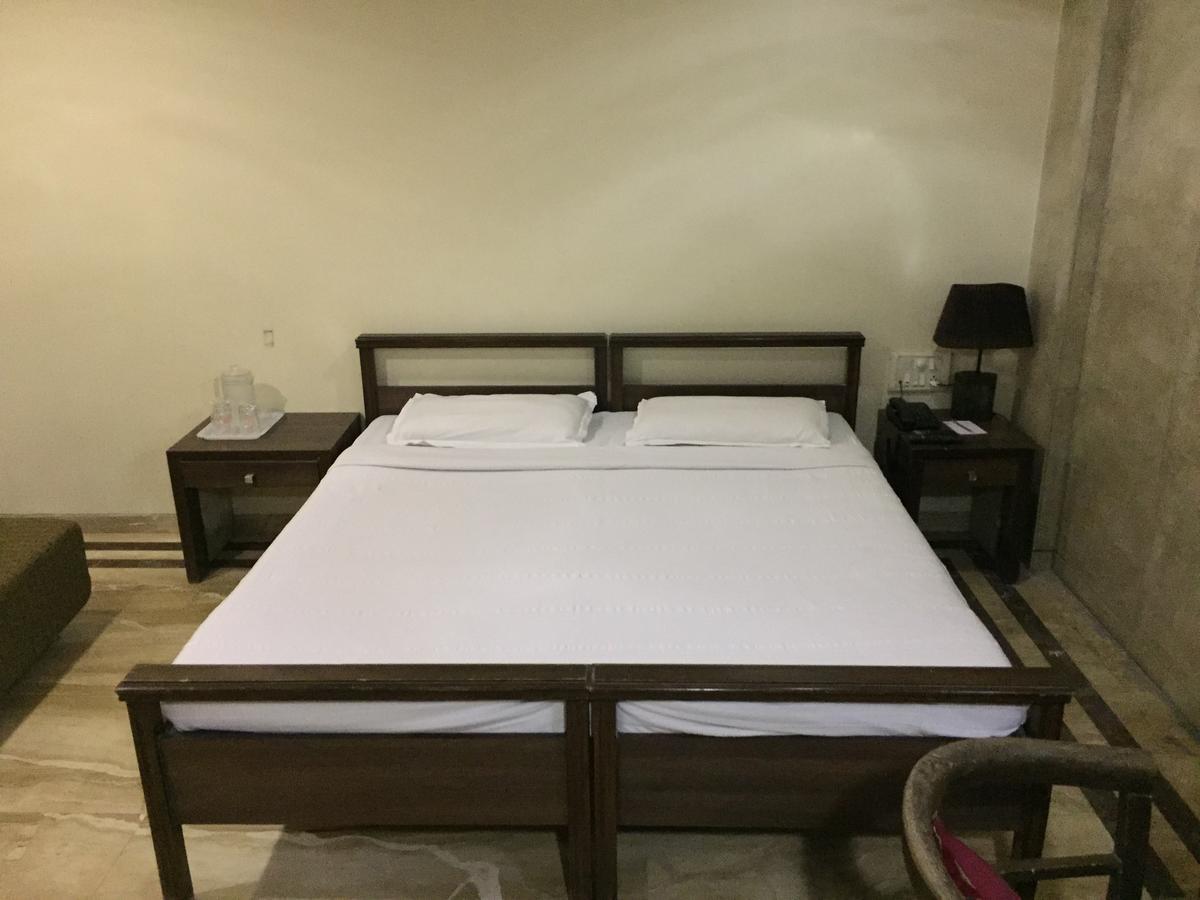 Haredia Hotel Мумбаи Экстерьер фото